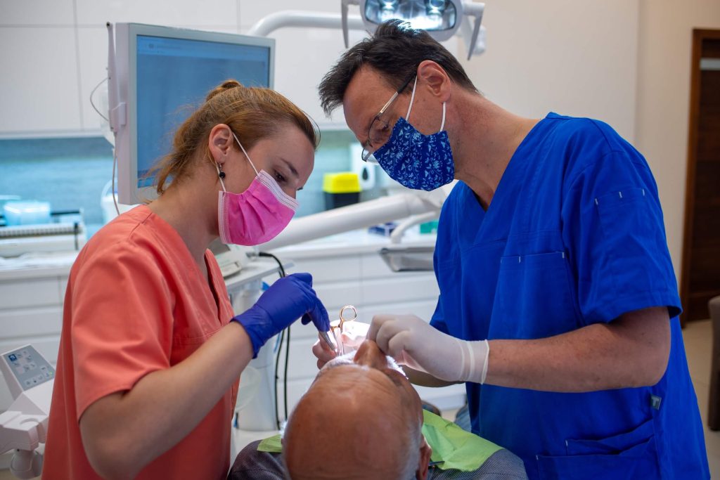 Gyógyító szájsebészet – Kíméletes megoldások beékelődött fogra, betört fogra, implantációra
